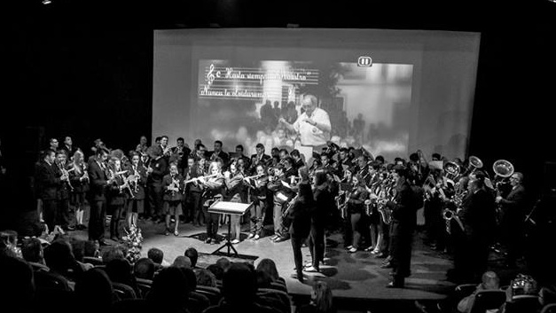 Actuación de la banda con la imagen de Pepe Pareja al fondo. // Foto: Alicia Soblechero